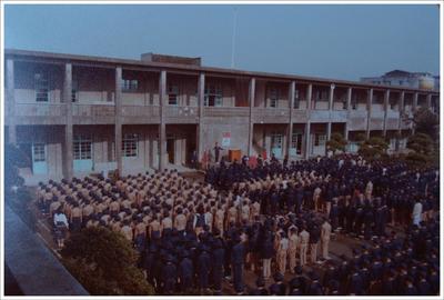 71年前改建前的忠孝樓前，朝會升旗